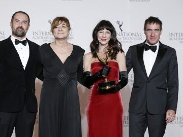 David Ito, Sonia Martínez, Esther Martínez Lobato y Álex Pina recogen el Emmy Internacional