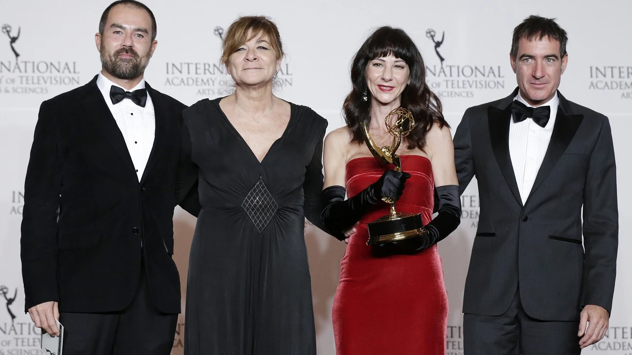 David Ito, Sonia Martínez, Esther Martínez Lobato y Álex Pina recogen el Emmy Internacional Por 'La Casa de Papel'