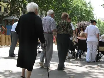 Grupo de ancianos paseando Grupo de ancianos paseando