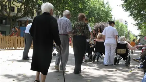 Grupo de ancianos paseando Grupo de ancianos paseando