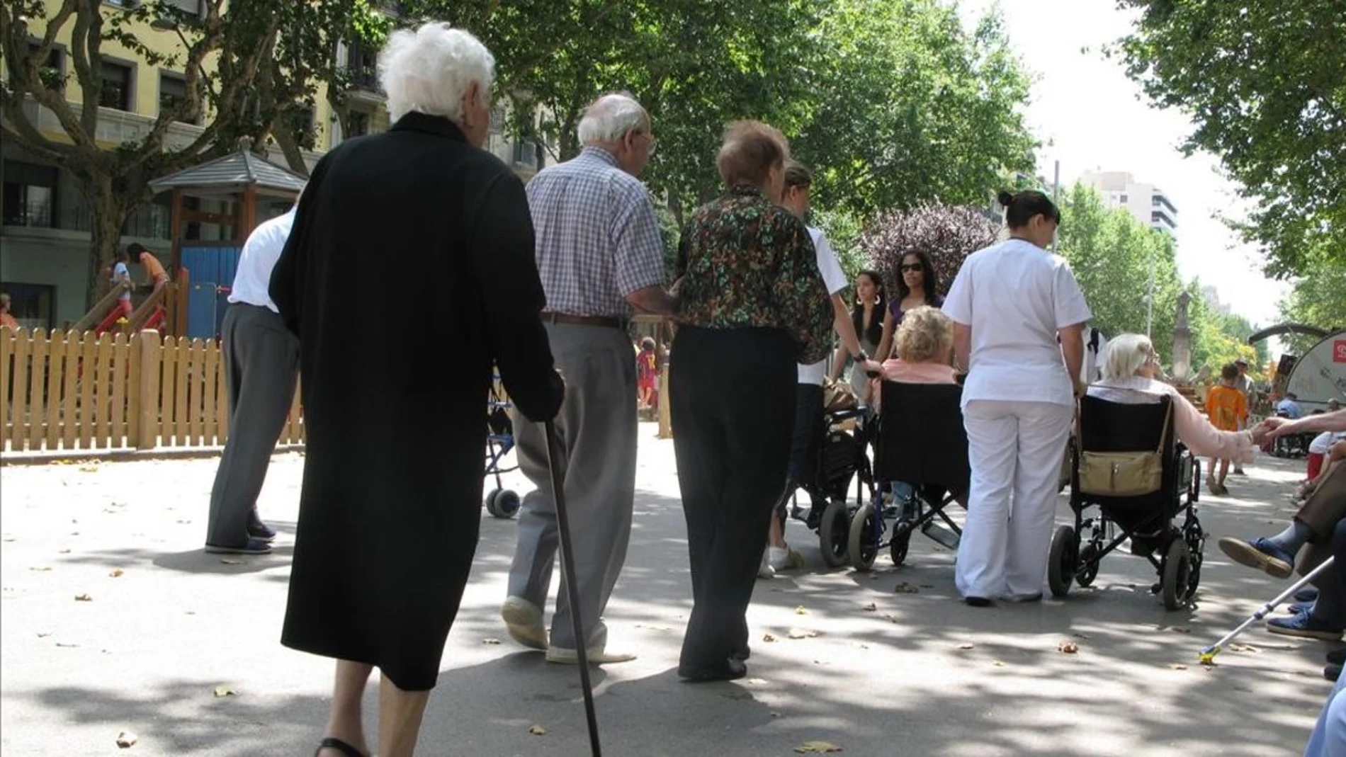 Grupo de ancianos paseando Grupo de ancianos paseando
