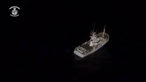Rescatados 7 pescadores antes de que se hundiera su barco Rescatados 7 pescadores antes de que se hundiera su barco
