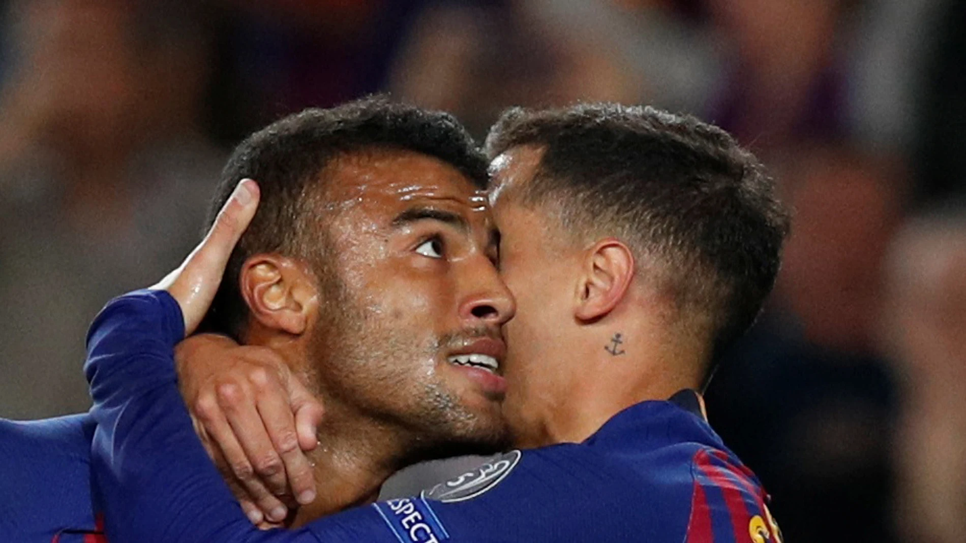 Rafinha y Coutinho se abrazan Rafinha y Coutinho se abrazan