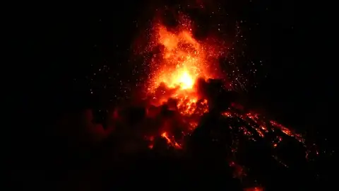 El volcán de Fuego obliga a evacuar a más de cinco mil personas en Guatemala El volcán de Fuego obliga a evacuar a más de cinco mil personas en Guatemala