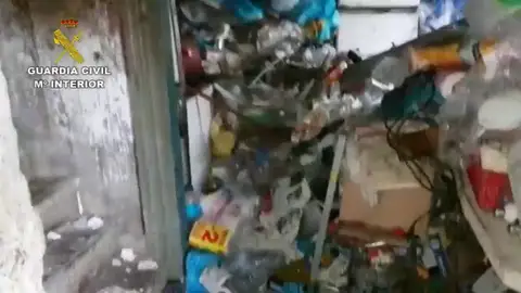 Rescatan a un hombre de su vivienda en Camariñas: padece síndrome de Diógenes Rescatan a un hombre de su vivienda en Camariñas: padece síndrome de Diógenes