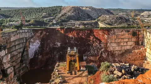 Vista de la cantera de piedra donde ayer dos operarios fallecieron Vista de la cantera de piedra donde ayer dos operarios fallecieron