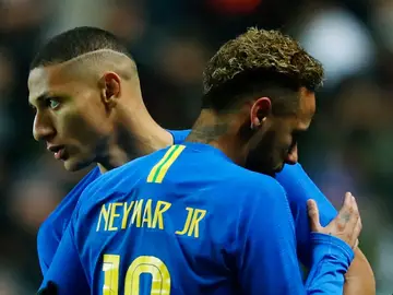 Neymar se retira lesionado del partido amistoso contra Camerún Neymar se retira lesionado del partido amistoso contra Camerún
