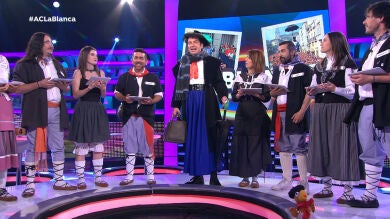Arturo Valls se viste de Celedón para celebrar el especial de ‘La Blanca’