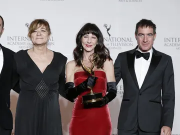 David Ito, Sonia Martínez, Esther Martínez Lobato y Álex Pina recogen el Emmy Internacional David Ito, Sonia Martínez, Esther Martínez Lobato y Álex Pina recogen el Emmy Internacional