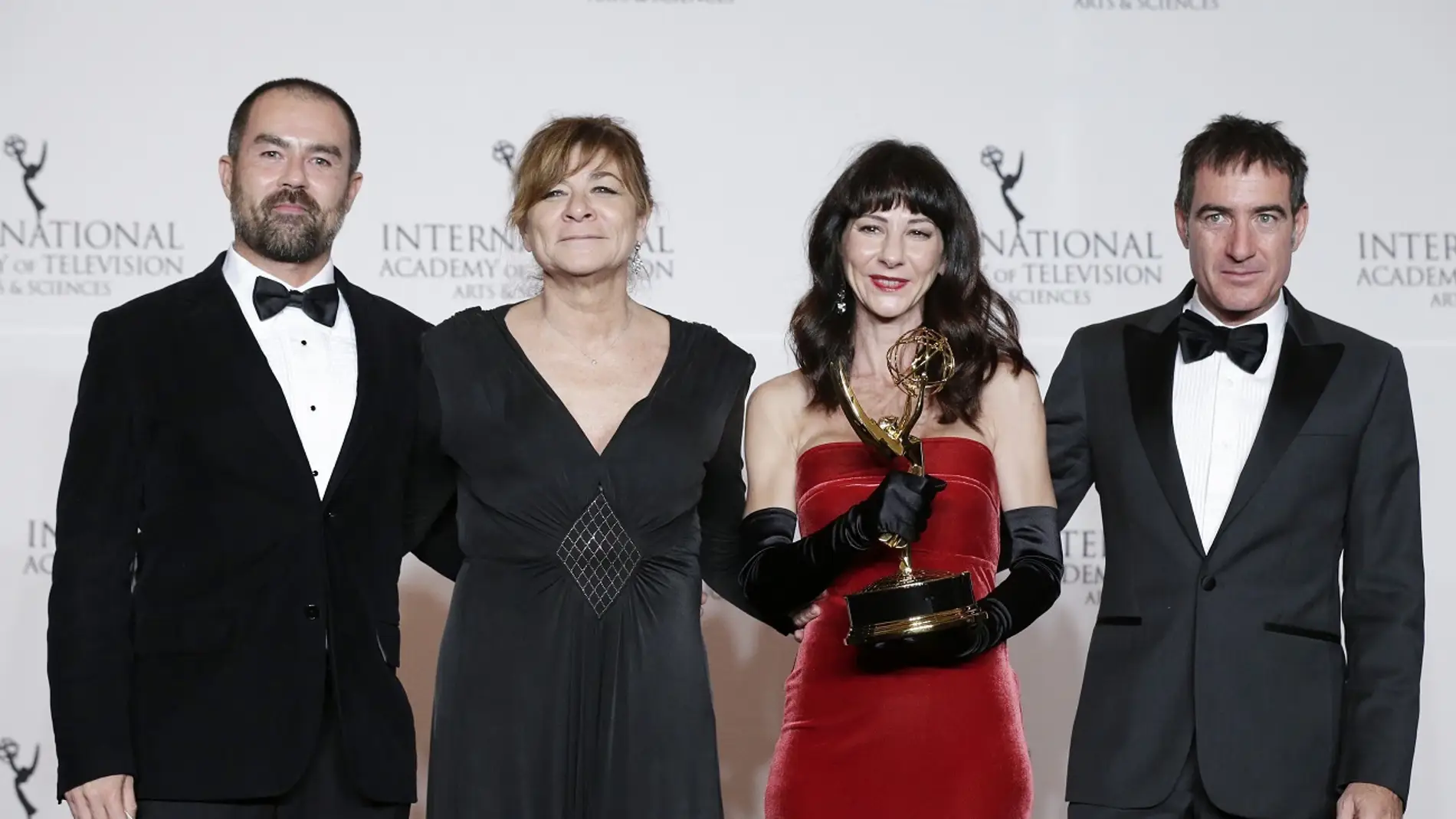 David Ito, Sonia Martínez, Esther Martínez Lobato y Álex Pina recogen el Emmy Internacional