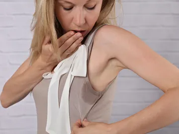 Mujer con sudor en las axilas Mujer con sudor en las axilas