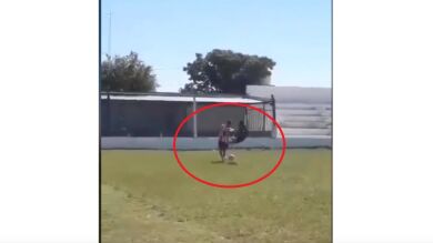 ¿La patada más salvaje del año? Brutal entrada en un partido de la liga de canteras en Argentina
