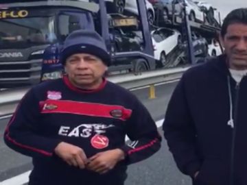 Más de diez kilómetros de retenciones en la AP-8 en Irún por el cierre de la frontera a vehículos pesados Más de diez kilómetros de retenciones en la AP-8 en Irún por el cierre de la frontera a vehículos pesados