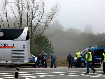 Varios viajeros suben a un autocar tras el descarrilamiento de un tren de cercanías Varios viajeros suben a un autocar tras el descarrilamiento de un tren de cercanías