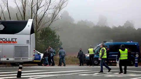 Varios viajeros suben a un autocar tras el descarrilamiento de un tren de cercanías Varios viajeros suben a un autocar tras el descarrilamiento de un tren de cercanías