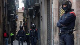 Los Mossos d'Esquadra durante una operaci&oacute;n en El Raval