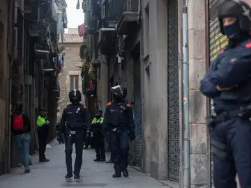 Los Mossos d'Esquadra durante una operación en El Raval Los Mossos d'Esquadra durante una operación en El Raval