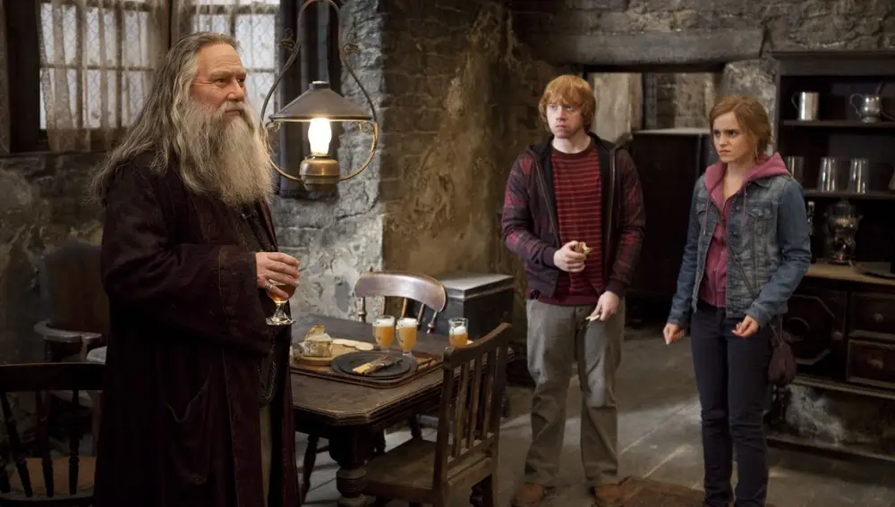 Aberforth Dumbledore con Ron y Hermione