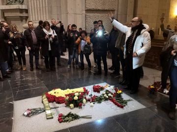 Personas visitan la tumba de Franco en el 20-N