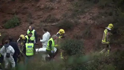 Momento en el que trasladan el cadáver tras el descarrilamiento del tren Momento en el que trasladan el cadáver tras el descarrilamiento del tren