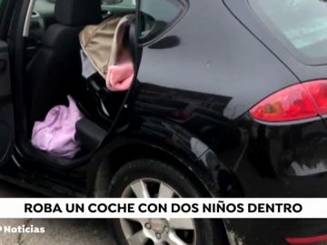 Roba un coche con dos niños dentro