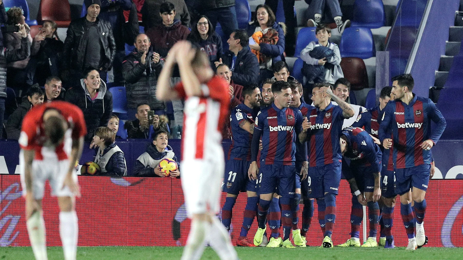 Los jugadores del Levante celebran un gol Los jugadores del Levante celebran un gol