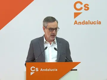 Ciudadanos busca el apoyo de PSOE y PP: "Si no actúan con responsabilidad, le pueden dar la llave a otros partidos" Ciudadanos busca el apoyo de PSOE y PP: "Si no actúan con responsabilidad, le pueden dar la llave a otros partidos"