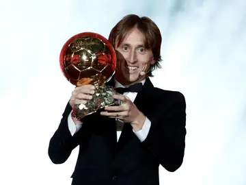 Modric levanta su Balón de Oro Modric levanta su Balón de Oro