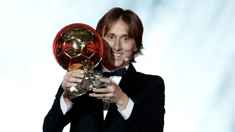Modric levanta su Balón de Oro Modric levanta su Balón de Oro