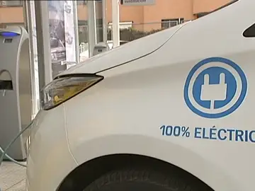 Imagen de archivo de un coche eléctrico Imagen de archivo de un coche eléctrico
