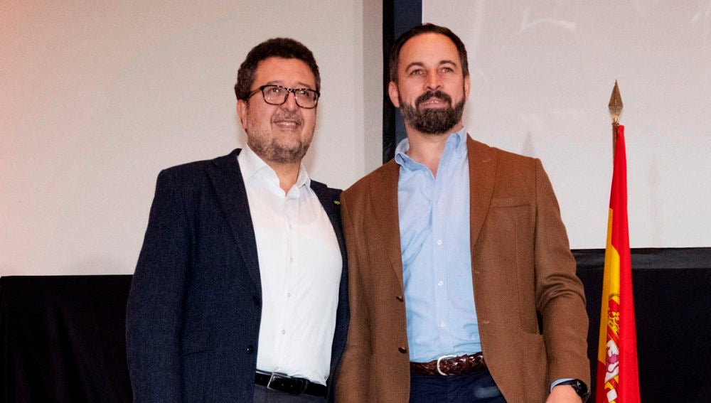 El presidente de Vox, Santiago Abascal, y el candidato a la presidencia de la Junta de Andalucía, Francisco Serrano