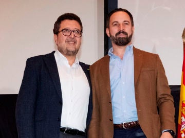 El presidente de Vox, Santiago Abascal, y el que fuera candidato a la presidencia de la Junta de Andalucía, Francisco Serrano