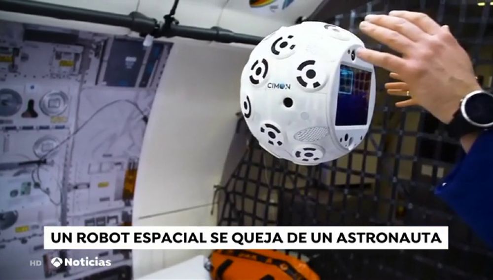 Discusión entre un astronauta y el nuevo robot de la Estación Espacial Internacional