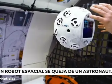 Discusión entre un astronauta y el nuevo robot de la Estación Espacial Internacional Discusión entre un astronauta y el nuevo robot de la Estación Espacial Internacional