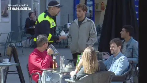¿Cómo reaccionarías si un policía acusa a una pareja homosexual de "conducta indecorosa" por cogerse de la mano? ¿Cómo reaccionarías si un policía acusa a una pareja homosexual de "conducta indecorosa" por cogerse de la mano?