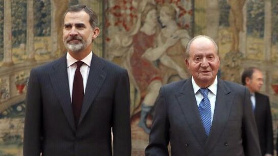 Imagen de archivo del rey Felipe VI con don Juan Carlos en un acto de la Constituci&oacute;n