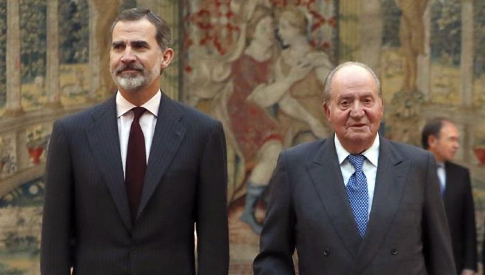 Imagen de archivo del rey Felipe VI con don Juan Carlos en un acto de la Constitución