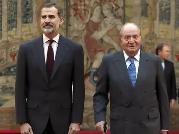 Imagen de archivo del rey Felipe VI con don Juan Carlos en un acto de la Constitución Imagen de archivo del rey Felipe VI con don Juan Carlos en un acto de la Constitución