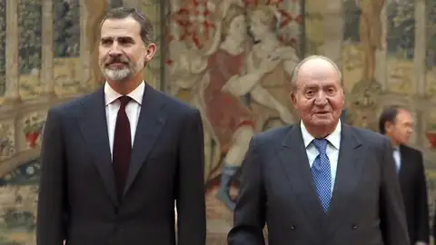 Imagen de archivo del rey Felipe VI con don Juan Carlos en un acto de la Constitución Imagen de archivo del rey Felipe VI con don Juan Carlos en un acto de la Constitución