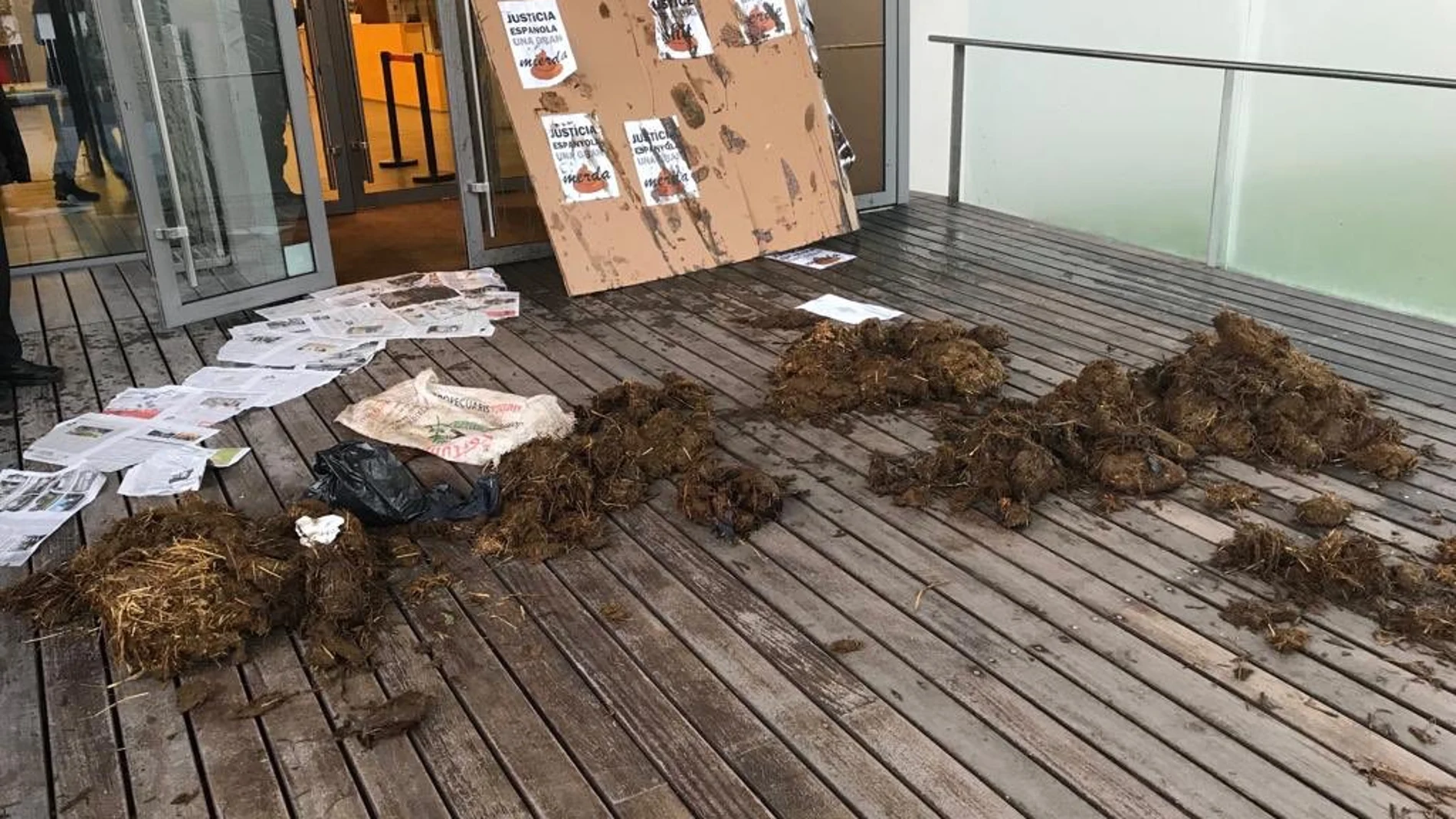 Los CDR vuelcan estiércoles en las puertas de varios juzgados catalanes Los CDR vuelcan estiércoles en las puertas de varios juzgados catalanes