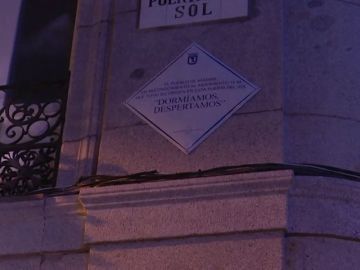 Ya luce en la madrileña Puerta del Sol la placa que homenajea el 15M: 'Dormíamos, despertamos' 