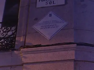 Ya luce en la madrileña Puerta del Sol la placa que homenajea el 15M: 'Dormíamos, despertamos' Ya luce en la madrileña Puerta del Sol la placa que homenajea el 15M: 'Dormíamos, despertamos'
