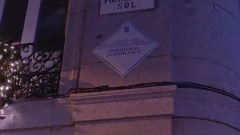 Ya luce en la madrileña Puerta del Sol la placa que homenajea el 15M: 'Dormíamos, despertamos' Ya luce en la madrileña Puerta del Sol la placa que homenajea el 15M: 'Dormíamos, despertamos'