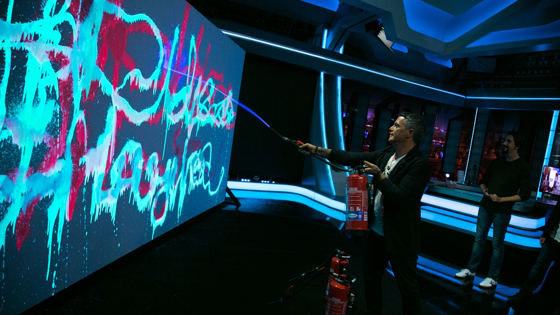 V&Iacute;DEO - EL HORMIGUERO 3.0: Alejandro Sanz saca su vena art&iacute;stica en un incre&iacute;ble 'grafiti quimioluminiscente'