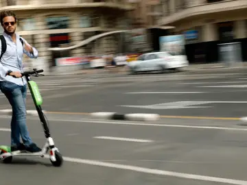 Un patinete eléctrico Un patinete eléctrico