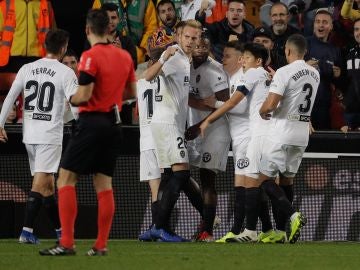 Los jugadores del Valencia, eufóricos con el gol
