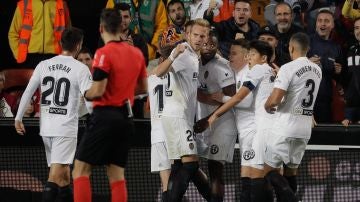 Los jugadores del Valencia, eufóricos con el gol
