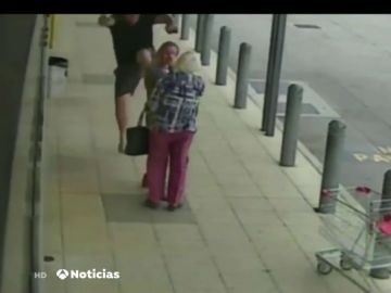 Un hombre pega un puñetazo y una patada a una chica que pasea con su abuela por la calle