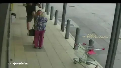 Un hombre pega un puñetazo y una patada a una chica que pasea con su abuela por la calle Un hombre pega un puñetazo y una patada a una chica que pasea con su abuela por la calle