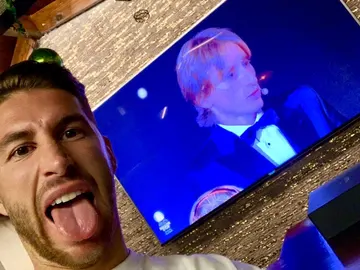 Sergio Ramos felicita a Luka Modric por el Balón de Oro Sergio Ramos felicita a Luka Modric por el Balón de Oro
